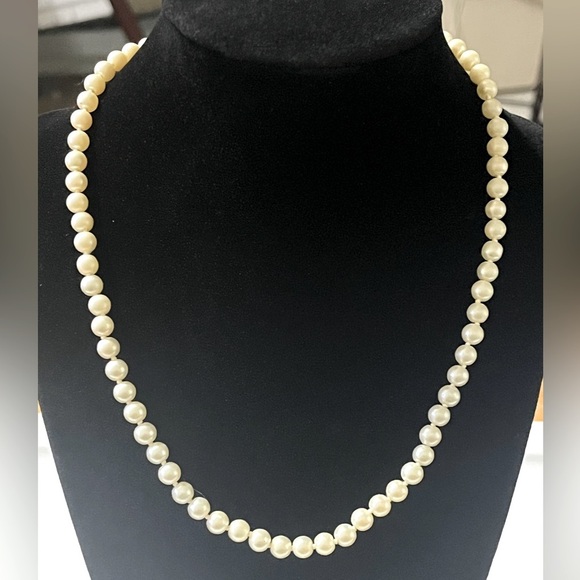 Monet Vintage Elegant Cream Pearl Necklace - Picture 1 of 2